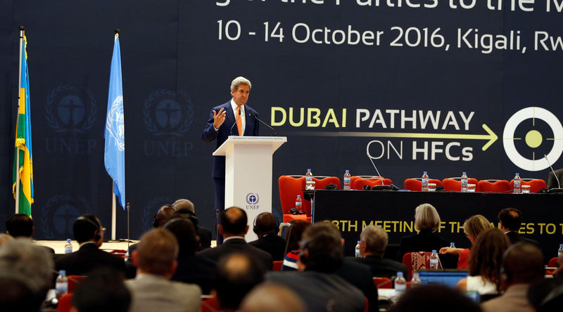 © Reuters. U.S. Secretary of State John Kerry delivers his keynote addres to promote U.S. climate and environmental goals held in Rwanda's capital Kigali