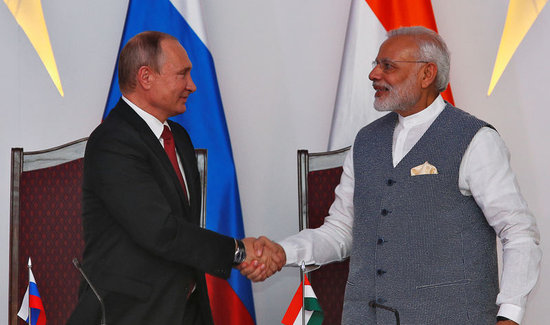 © Reuters. Russian President Vladimir Putin shakes hands with India's Prime Minister Narendra Modi during exchange of agreements event after India-Russia Annual Summit in Benaulim, in the western state of Goa