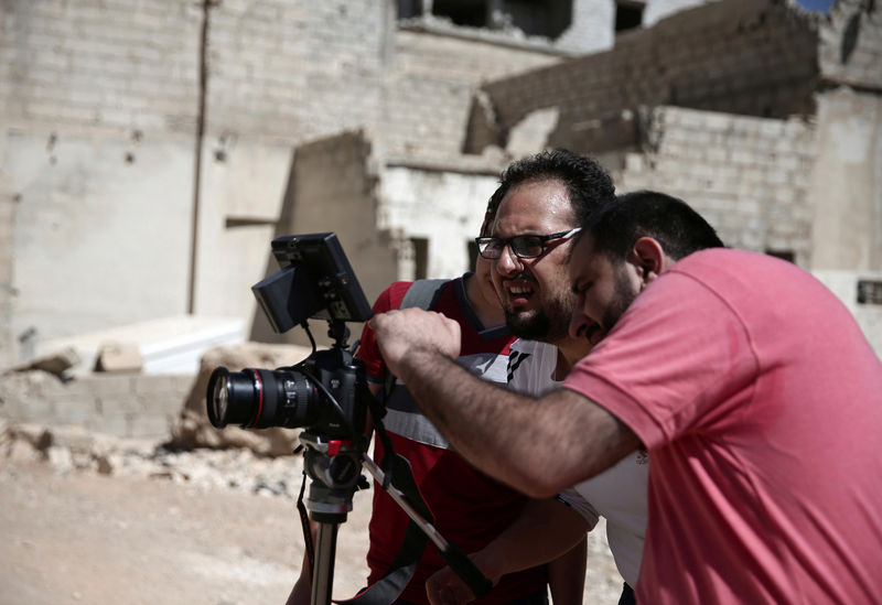 © Reuters. في فيلم لمخرج شاب  ..الصراع السوري من وجهة نظر المحاصرين