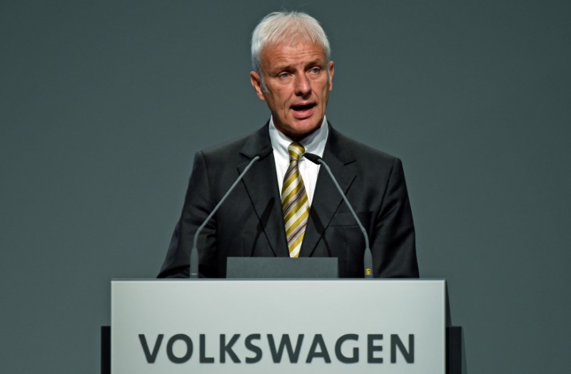 © Reuters. Volkswagen CEO Matthias Mueller delivers his speech at the annual shareholder meeting in Hanover