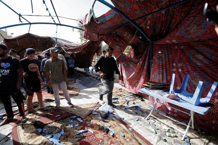 © Reuters. الشرطة: نحو 55 قتيلا في تفجير انتحاري وهجومين في العراق