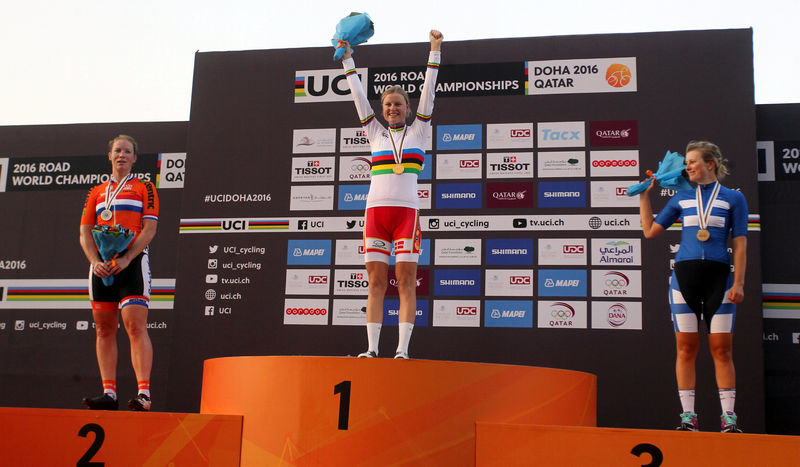 © Reuters. Winners on podium at Women Elite Road Race in the UCI Road World Championships 2016, in Doha