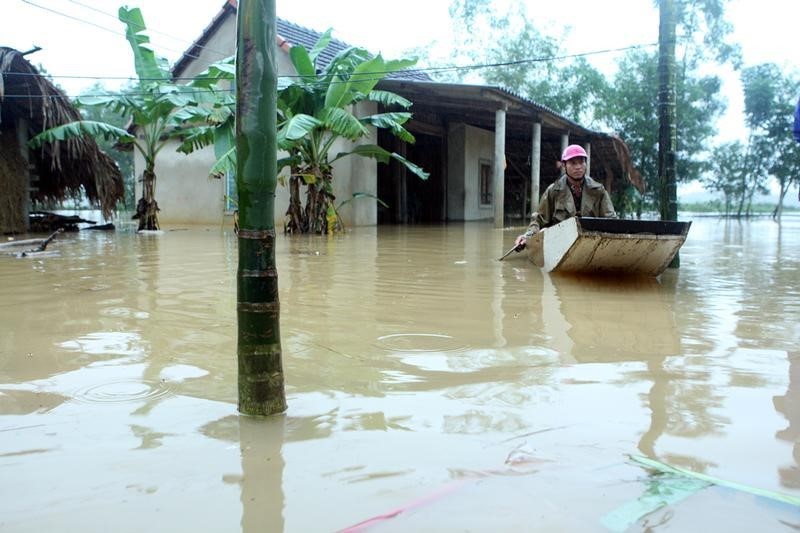 © Reuters. الفيضانات تقتل 11 شخصا في وسط فيتنام وعاصفة تقترب من سواحل البلاد
