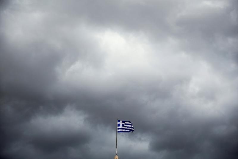 © Reuters. A Greek national flag flutters atop Athens University