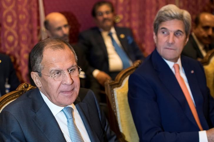 © Reuters. Russia's Foreign Minister Sergei Lavrov and U.S. Secretary of State John Kerry react around a table during a bilateral meeting where they discussed the crisis in Syria, in Lausanne