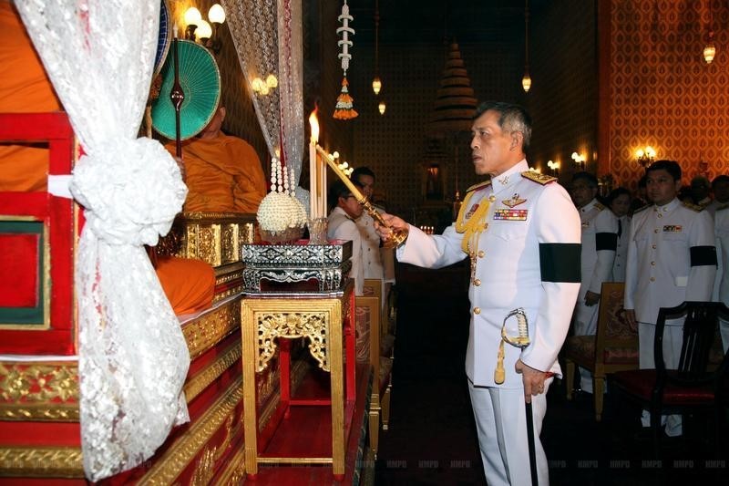 © Reuters. رئيس وزراء تايلاند يطمئن الشعب على عملية الخلافة في أعقاب وفاة الملك