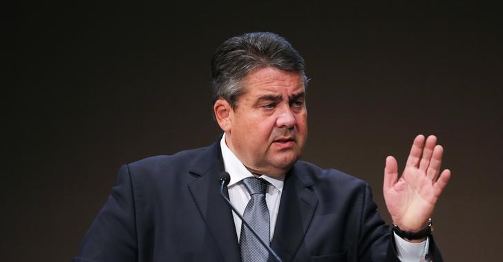 © Reuters. German Economy Minister Sigmar Gabriel gives a speech at the Day of German Industry 2016 conference in Berlin