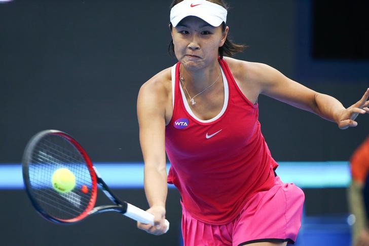 © Reuters. بينغ تفوز بأول لقب في مسيرتها في تيانجين المفتوحة