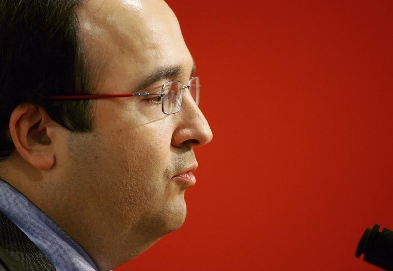 © Reuters. El líder de los socialistas catalanes renueva su liderazgo e insiste en el no a Rajoy