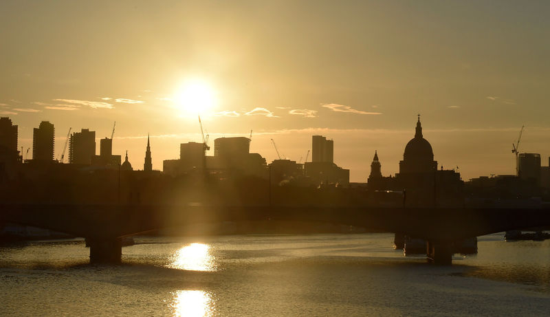 © Reuters. wDawn breaks over the City of London