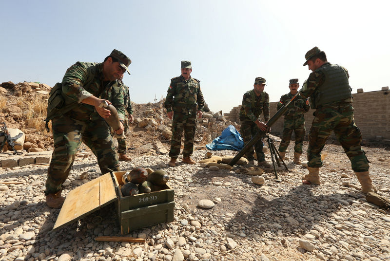 © Reuters. Peshmerga forces gather on the outskirt of Mosul during preparations to attack Mosul, Iraq