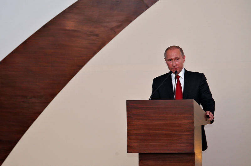 © Reuters. Russian President Vladimir Putin speaks during a joint news statement after India-Russia Annual Summit in Benaulim, in the western state of Goa