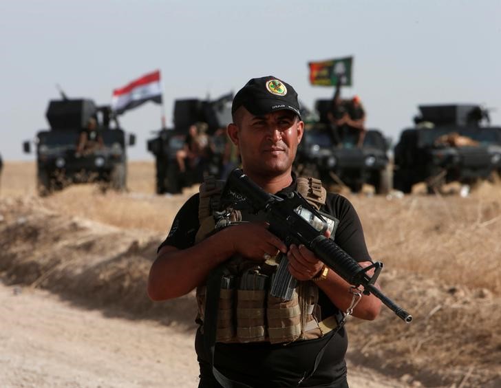 © Reuters. الجيش العراقي يسقط منشورات فوق الموصل استعدادا لعملية عسكرية