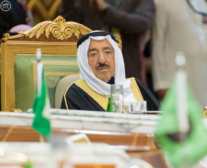 © Reuters. Handout photo of the the Emir of Kuwait Sheikh Sabah Al-Ahmad Al-Jaber Al-Sabah attending the Gulf Cooperation Council (GCC) summit in Riyadh