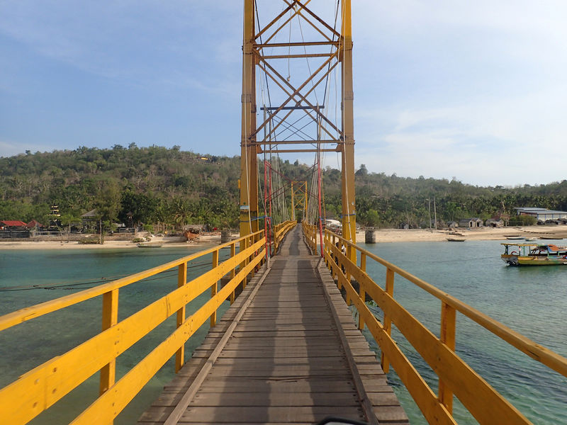 © Reuters. The "Yellow Bridge" which connects  Nusa Lembongan and Nusa Ceningan, two islands located east of the resort island of Bali, Indonesia
