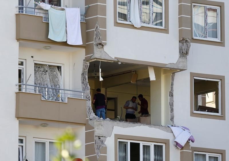 © Reuters. مصادر: مقتل 3 من الشرطة في تفجير انتحاري جنوب تركيا