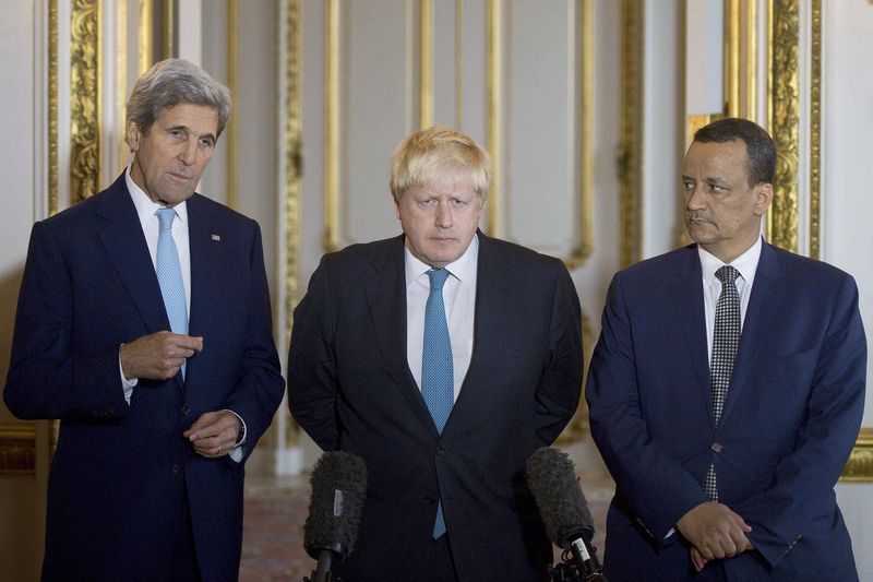 © Reuters. US Secretary of State John Kerry, British Foreign Secretary Boris Johnson and UN Special Envoy for Yemen Ismail Ould Cheikh Ahmed make a joint statement at Lancaster House, in London