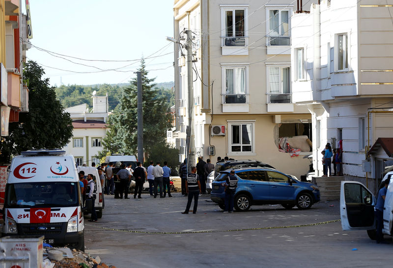 © Reuters. Police forensic experts examine a blast site in the southeastern city of Gaziantep