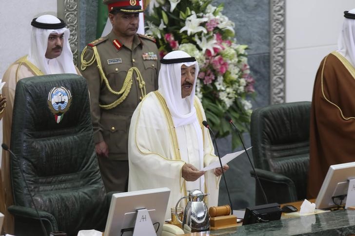 © Reuters. أمير الكويت يصدر مرسوما بحل البرلمان