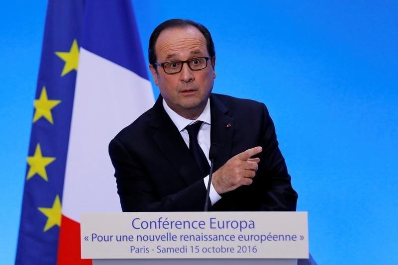 © Reuters. أولوند يقول إن فرنسا لن تخفف الضغط على روسيا بشأن سوريا
