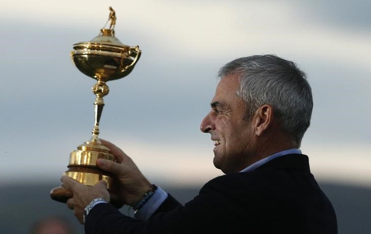 © Reuters. FILE  PHOTO - Captain Paul McGinley poses with the Ryder Cup after the closing ceremony of the 40th Ryder Cup at Gleneagles