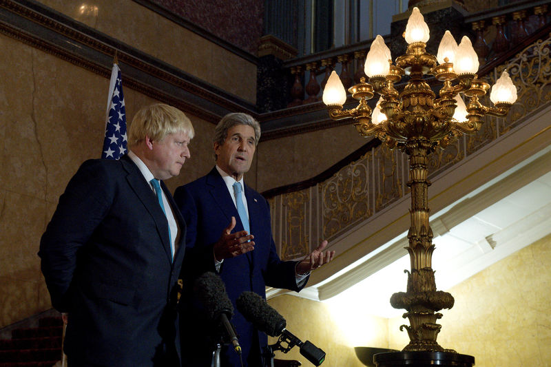 © Reuters. British Foreign Secretary Boris Johnson and US Secretary of State John Kerry give a joint press conference after a meeting on the situation in Syria at Lancaster House in London