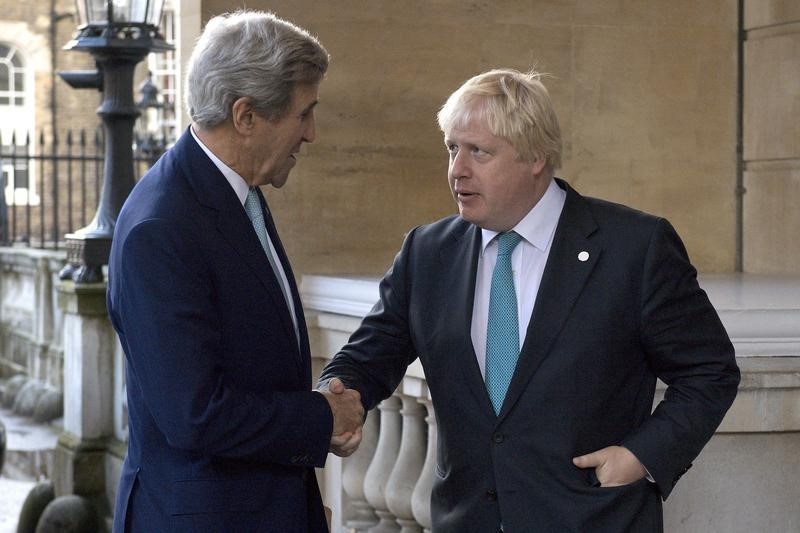 © Reuters. بريطانيا وأمريكا تدرسان عقوبات إضافية على الأسد ومؤيديه