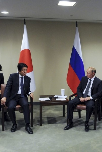 © Reuters. Russia's President Vladimir Putin meets with Japan's Prime Minister Shinzo Abe in New York