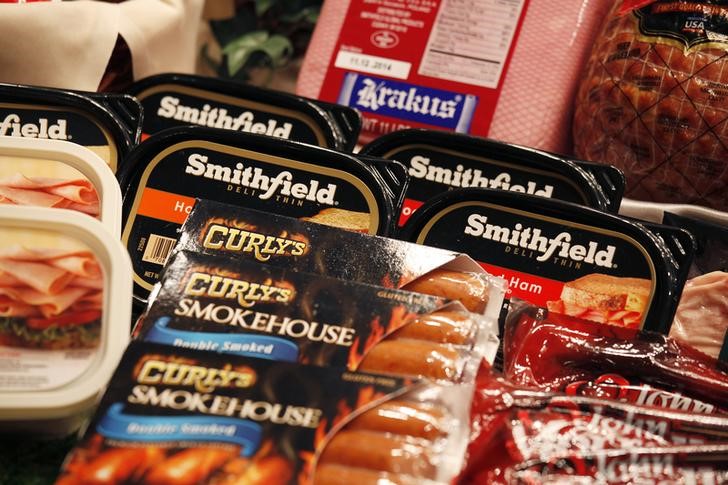 © Reuters. Some of the products of Smithfield Foods are displayed at news conference in Hong Kong