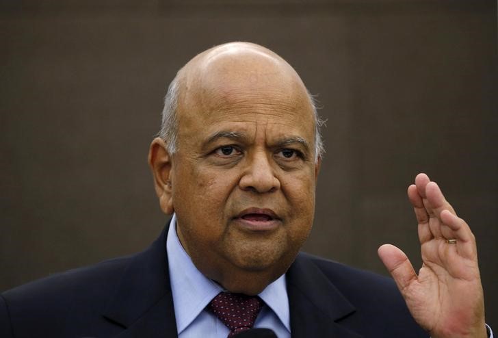 © Reuters. South African Finance Minister Pravin Gordhan reacts during a media briefing in Sandton near Johannesburg