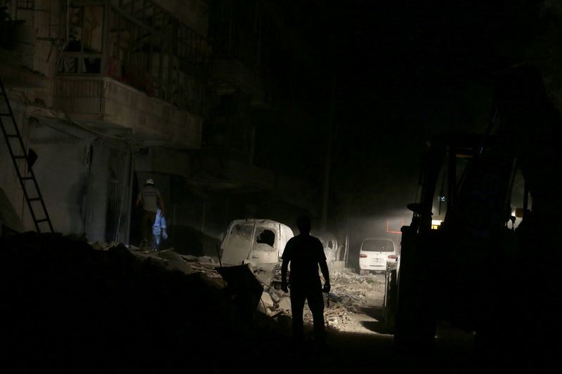 © Reuters. People inspect a site damaged after an airstrike in the rebel held besieged al-Qaterji neighbourhood of Aleppo