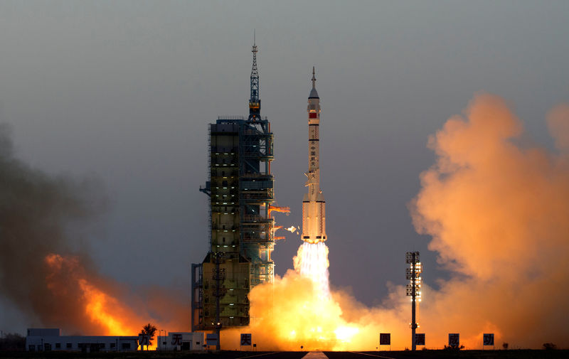 © Reuters. Shenzhou-11 manned spacecraft carrying astronauts Jing Haipeng and Chen Dong blasts off from the launchpad  in Jiuquan