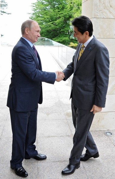 © Reuters. Russian President Putin meets Japanese Prime Minister Abe in Sochi