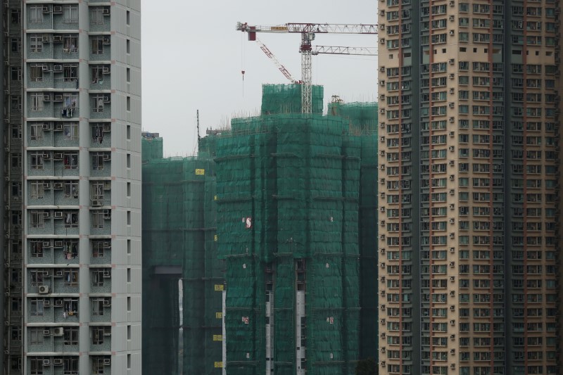 © Reuters. Construction cranes are seen at the building site of a new private housing complex in Hong Kong, China