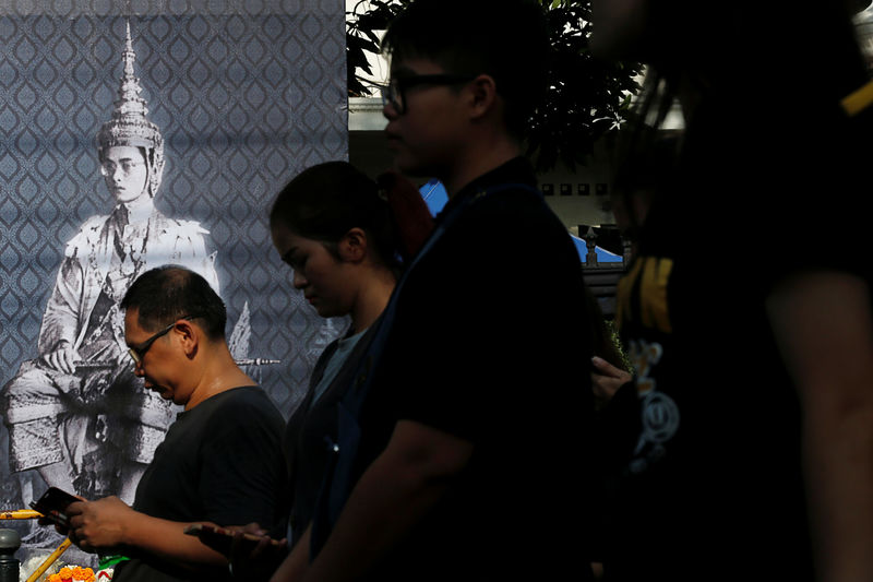 © Reuters. Mourners enter the Grand Palace to pay their respects to the late King Bhumibol Adulyadej in Bangkok
