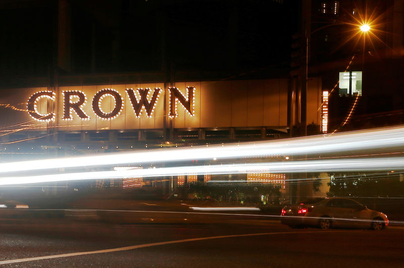 © Reuters. Traffic passes by the Crown Casino complex in Melbourne