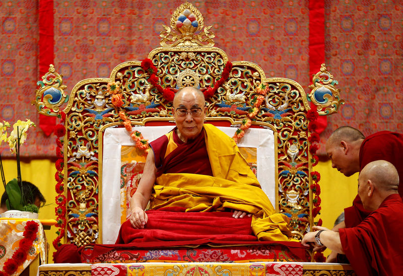 © Reuters. Tibet's exiled spiritual leader the Dalai Lama awaits a public religious lecture to the faithful in Zurich