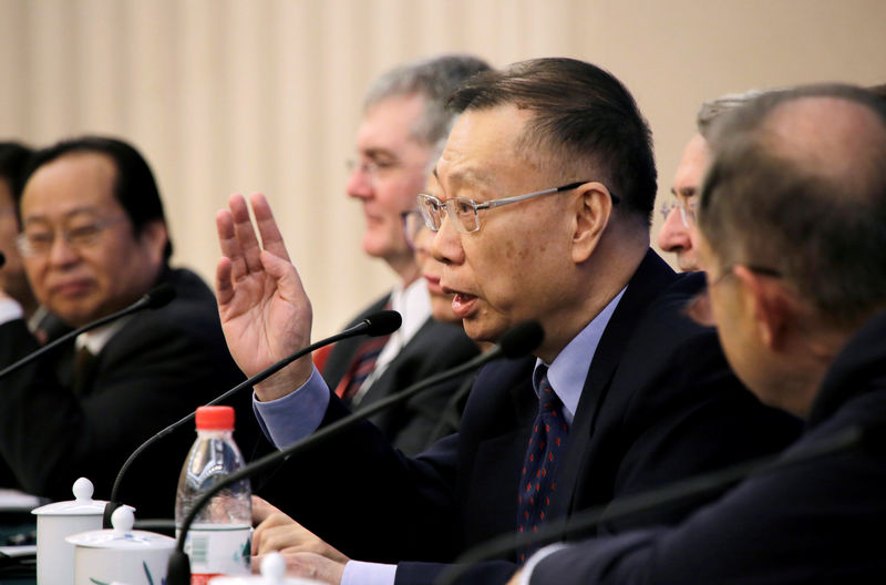 © Reuters. Huang Jiefu, Director of China National Organ Donation and Transplantation Committee, attends a news conference in Beijing