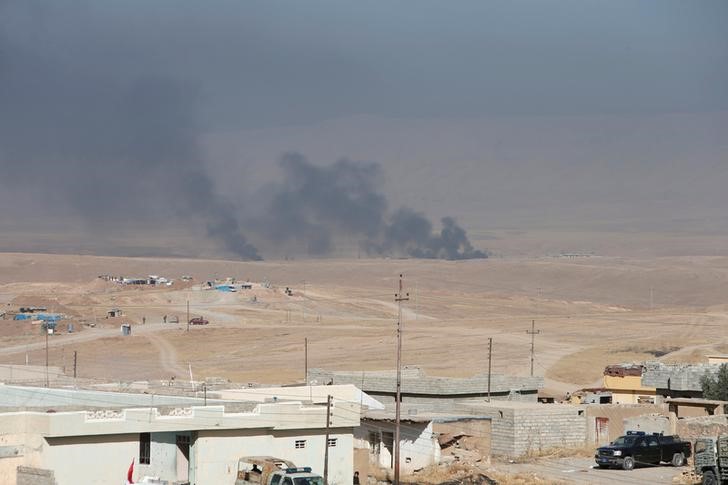 © Reuters. Fumaça vista em Mosul durante confronto de forças iraquianos com Estado Islâmico