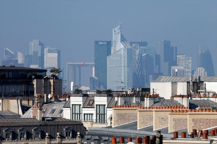 © Reuters. General view of the skyline of La Defense business district from Paris