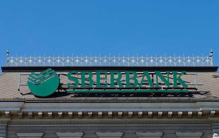© Reuters. Логотип Sberbank Europe на крыше его штаб-квартиры в Вене