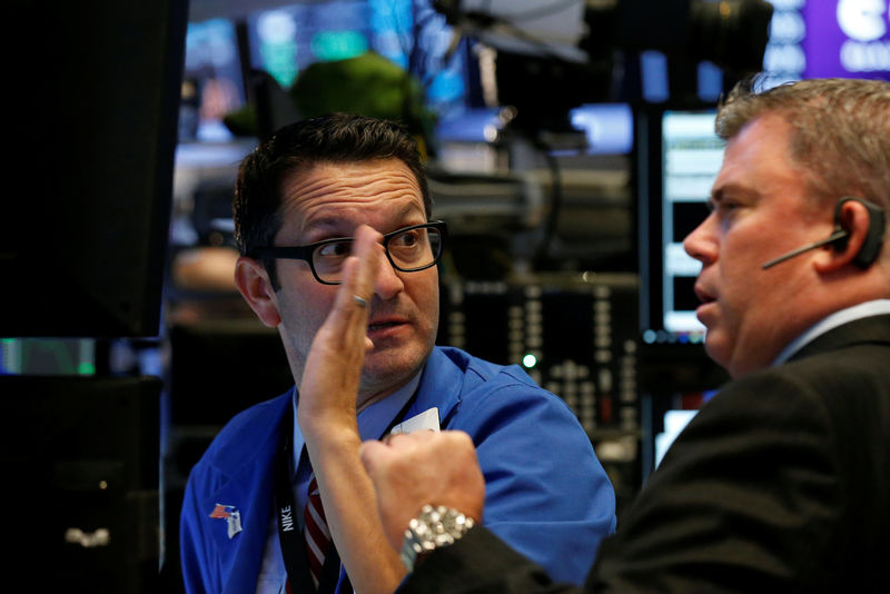 © Reuters. Traders work on the floor of the NYSE