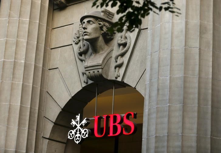 © Reuters. File photo of the logo of Swiss bank UBS at its headquarters in Zurich