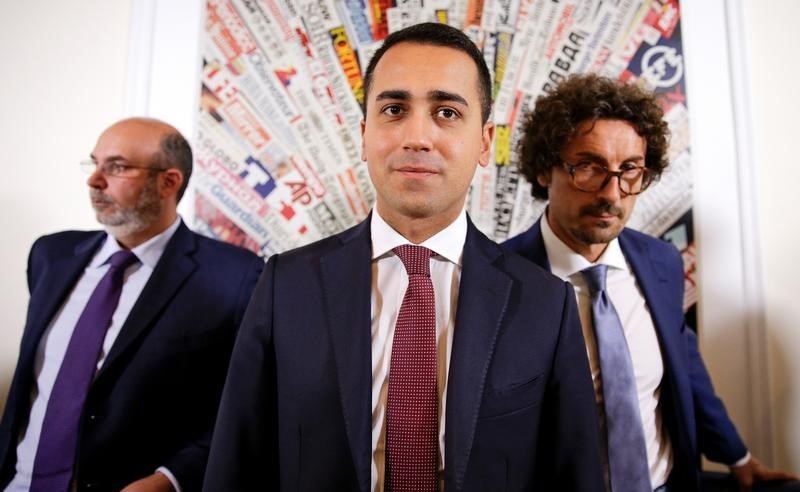 © Reuters. M5s, Luigi Di Maio (al centro) tra Vito Crimi (a sinistra) e Danilo Toninelli