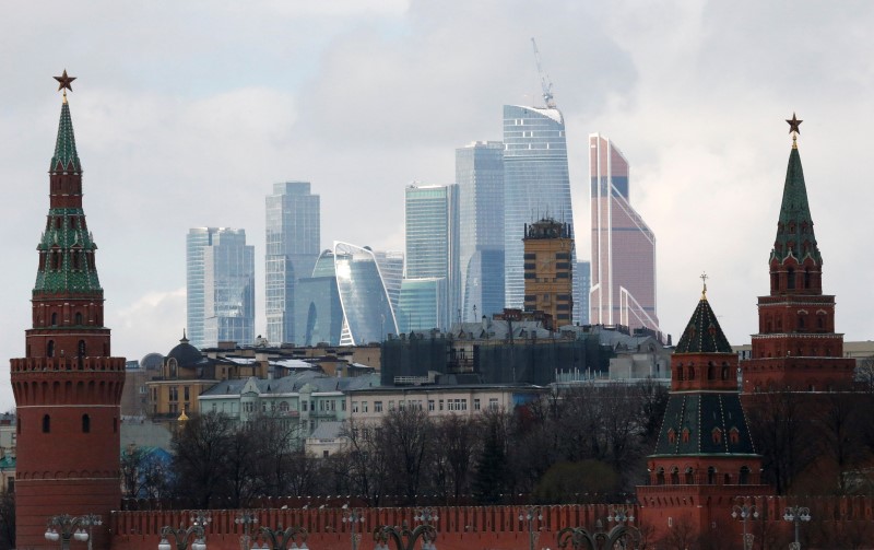 © Reuters. Вид на кремлевскую стену и деловой квартал Москва-Сити