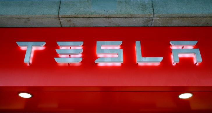 © Reuters. Logo da montadora Tesla é visto em Zurique, na Suíça