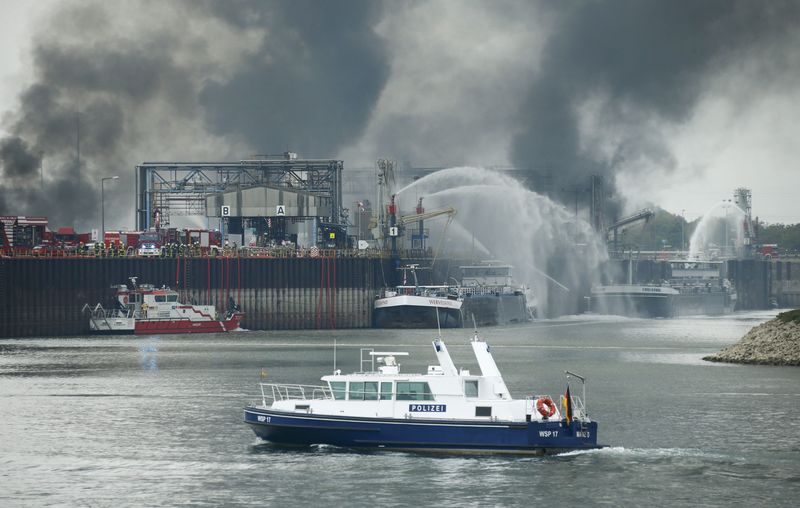 © Reuters. Bombeiros tentam apagar incêndio em fábrica da BASF em Ludwigshafen, Alemanha