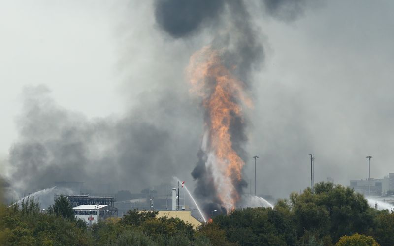 © Reuters. Fuego y humo saliendo de la fábrica de químicos BASF, en Ludwigshafen, Alemania