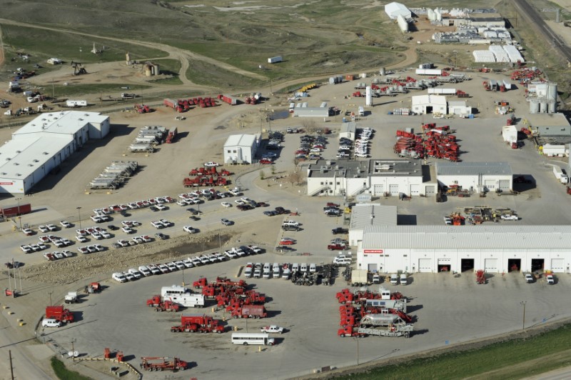 © Reuters. Idle trucks and oil production equipment is seen in a Halliburton yard in Williston