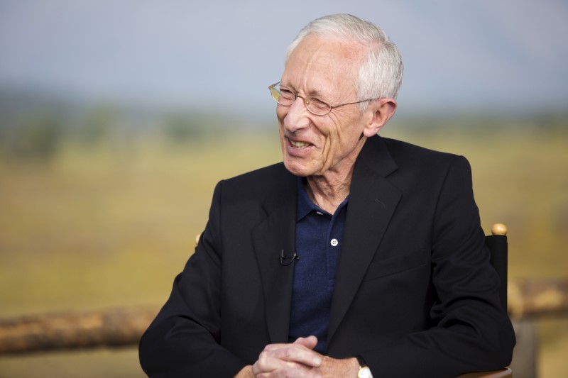 © Reuters. Federal Reserve Vice Chairman Stanley Fischer attends a TV interview during the Federal Reserve Bank of Kansas City's annual Jackson Hole Economic Policy Symposium in Wyoming